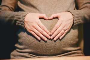 imagen de unas manos sobre una barriga de embarazada. Posibles complicaciones que pueden ocurrir durante el embarazo.