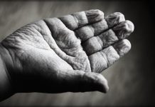 mano arrugada de un niño simula los efectos del envejecimiento en las personas