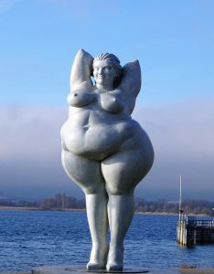 Imagen de la estatua de la mujer obesa del lago costanza. La obesidad puede incurrir en complicaciones durante el periodo de embarazo.