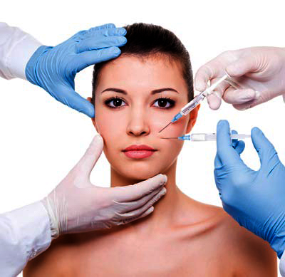 4 manos de médicos tratando a una mujer con diferentes tipos de tratamientos de medicina estética.