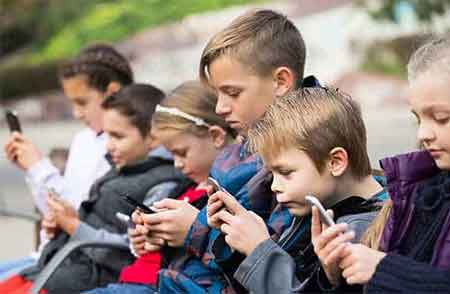 advierte a tus hijos de los peligros de un mal uso de los móviles.